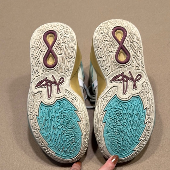 Nike Sue Bird x Kyrie Infinity “Golden Tribute” - Picture 5 of 7